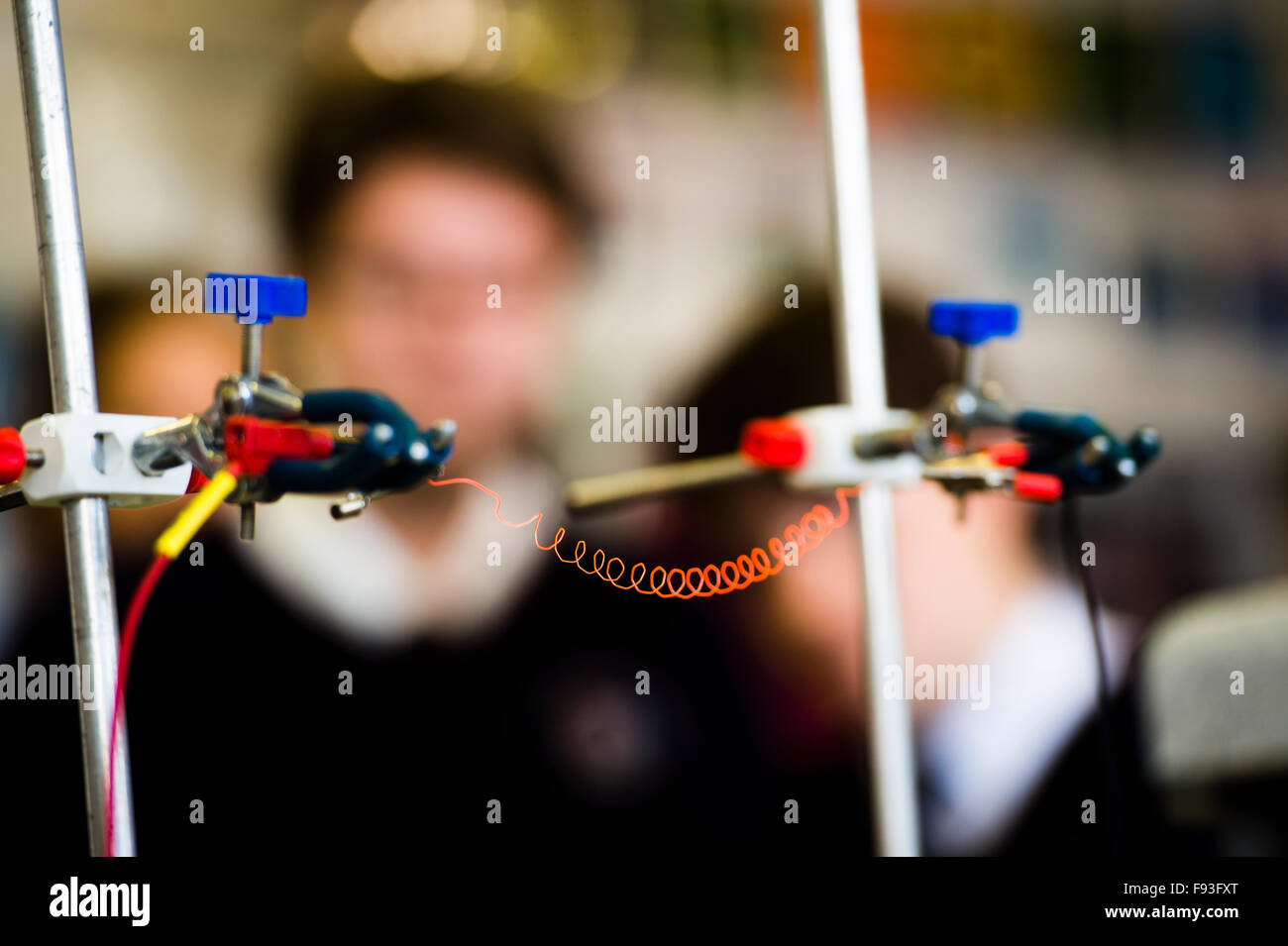 Istruzione secondaria Wales UK: GCSE scienza fisica classe - il passaggio di una corrente elettrica attraverso un filo per renderlo glow red hot Foto Stock
