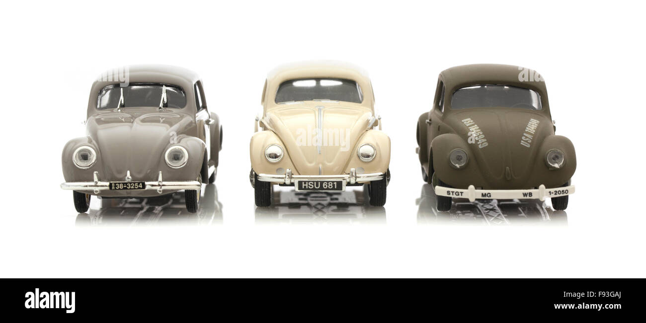 Tre Vintage VW Maggiolini die cast modelli su uno sfondo bianco. Foto Stock