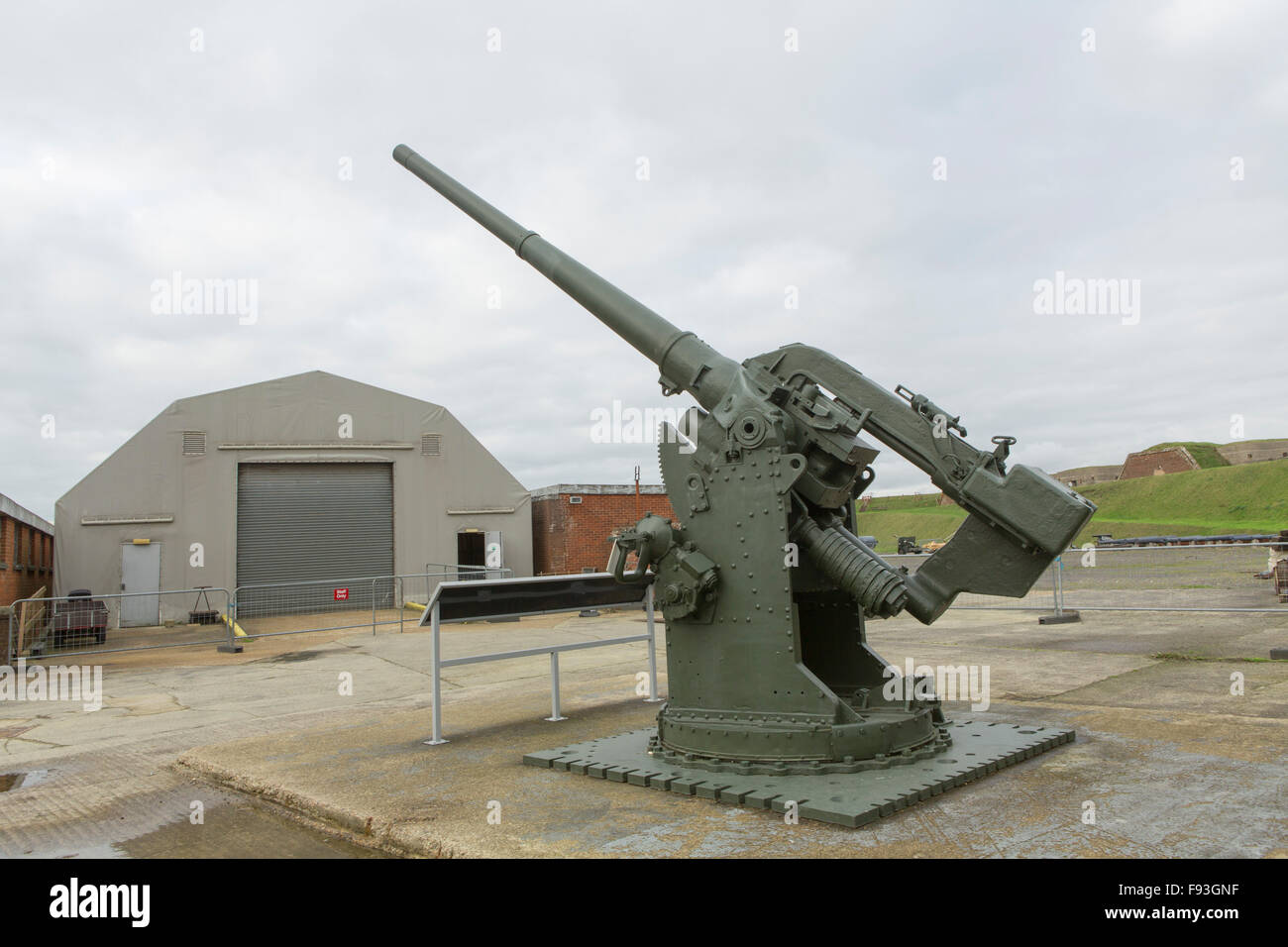 WW2 gun emplacement presso il Royal Armouries Fort Nelson. Museo situato nel Palmerston follia su Portsdown hill. Foto Stock
