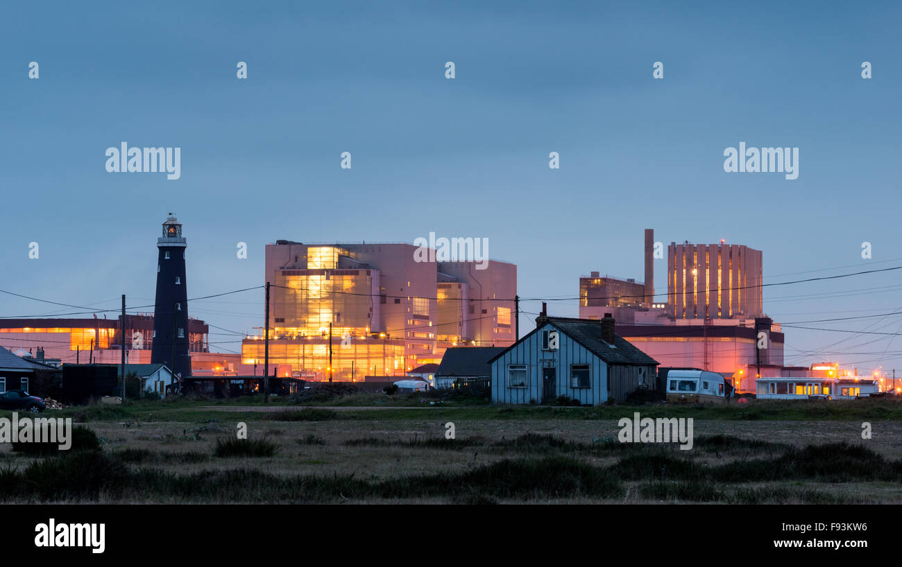 Un tradizionale Dungeness cottage, con la centrale nucleare accesa al crepuscolo in background. Foto Stock