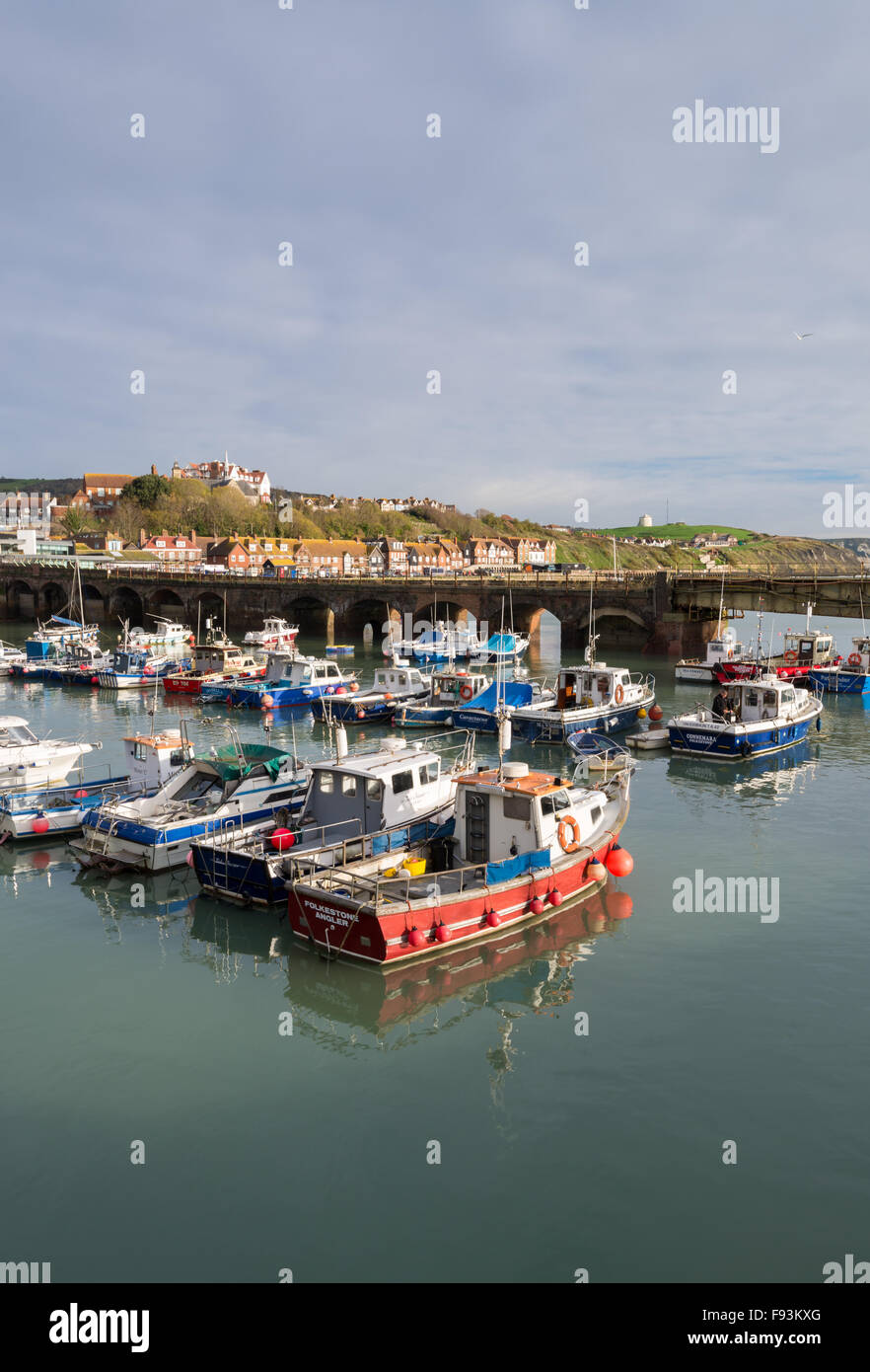 Barche da pesca a Folkestone Harbour su alla costa del Kent. Foto Stock