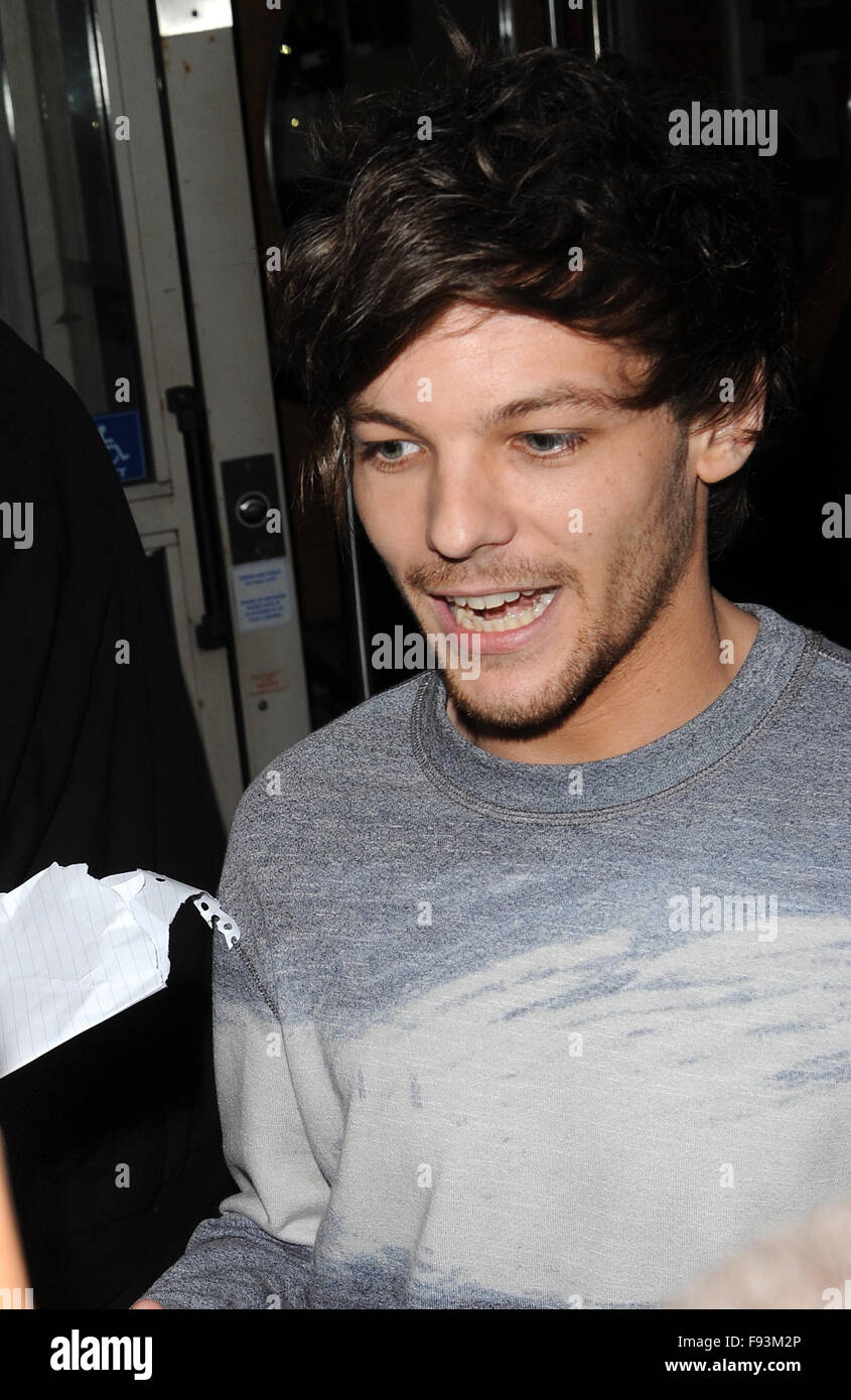 Louis Tomlinson lascia la Maida Vale Studios assaliti da ventole dotate di: Louis Tomlinson dove: Londra, Regno Unito quando: 12 Nov 2015 Foto Stock