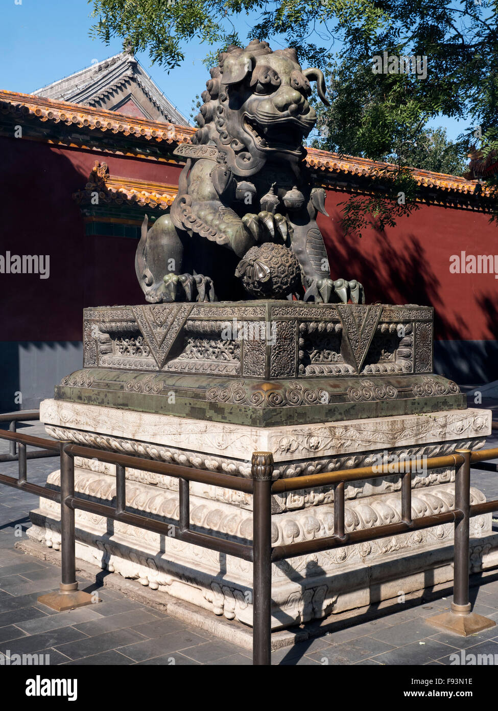 Leone di Bronzo nel tempio Lama Yonghe Gong, Pechino, Cina, Asia Foto Stock