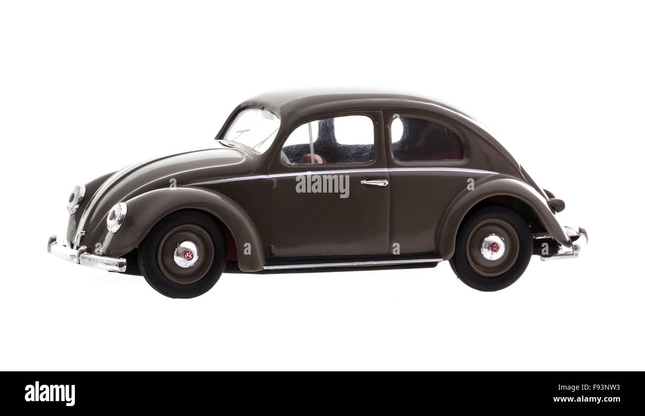 VW Beetle in marrone modellino pressofuso su uno sfondo bianco. Foto Stock