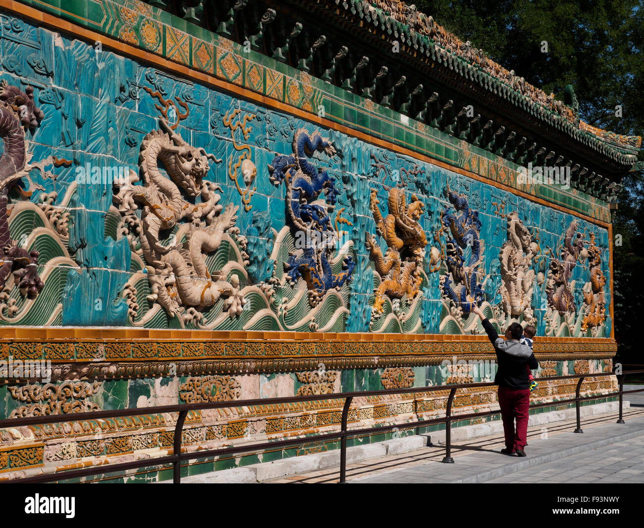 Nove-dragon-parete JiuLongBin nel Parco Beihai, Pechino, Cina e Asia Foto Stock