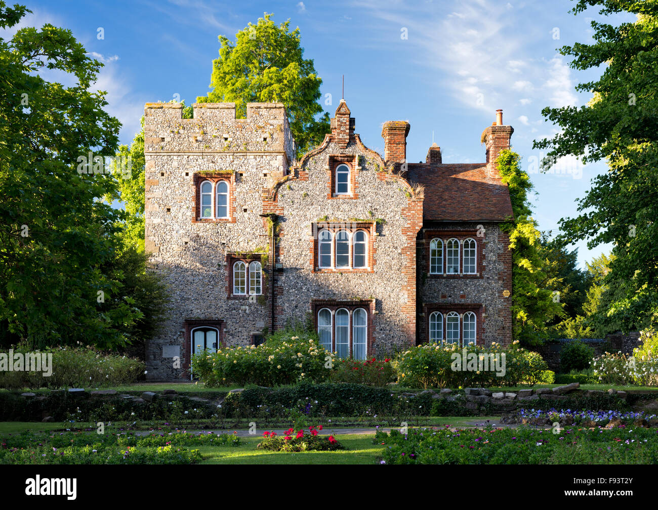 La sera tardi in luce la casa torre a Westgate giardini, Canterbury Kent. Foto Stock