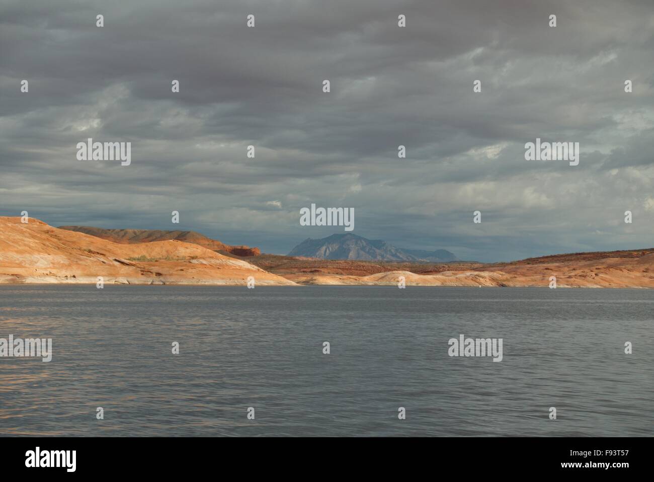 Una vista dal lago Powell: un mare di nubi, dune e il Monte Ellsworth, uno del Henry Mountains. Foto Stock