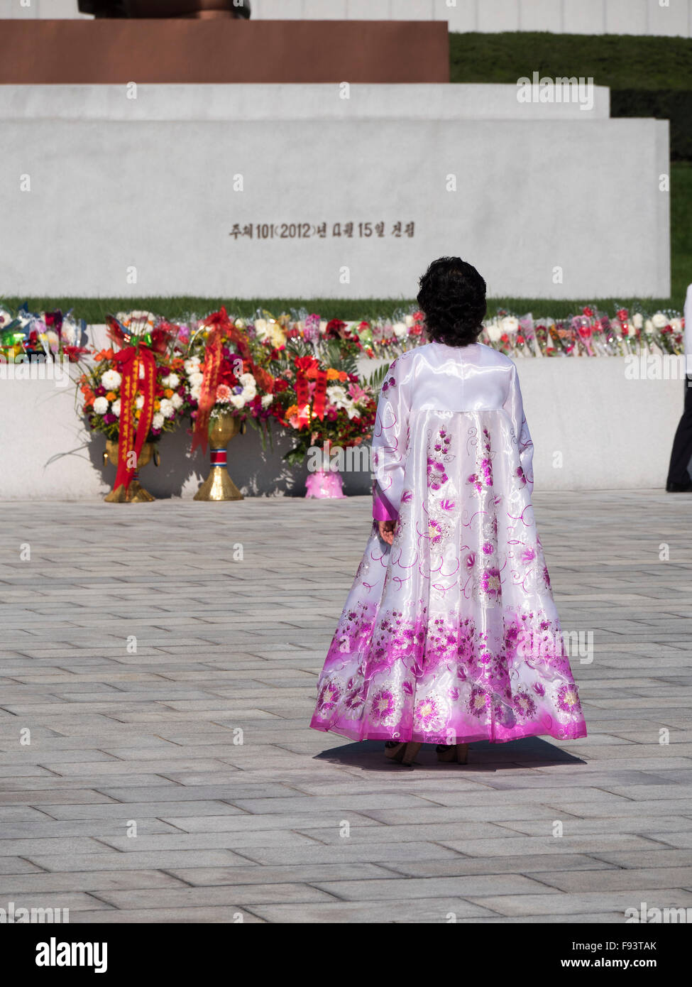 Le coppie appena sposate a Mansudae monumento, Pyongyang, Corea del Nord, Asia Foto Stock