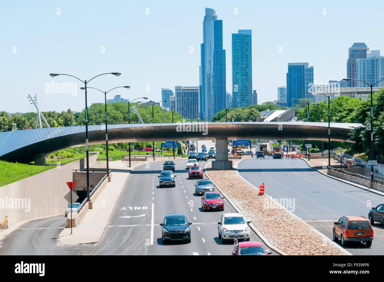 Il traffico su South Columbus Drive in Chicago, passando sotto il ponte di BP progettato da Frank Gehry. Foto Stock