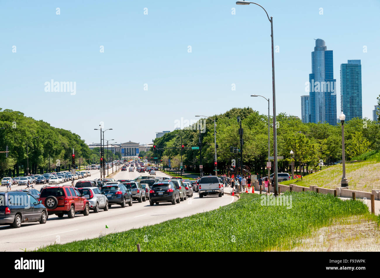 Il traffico su una calda giornata sulla S Lake Shore Drive in Chicago. Foto Stock