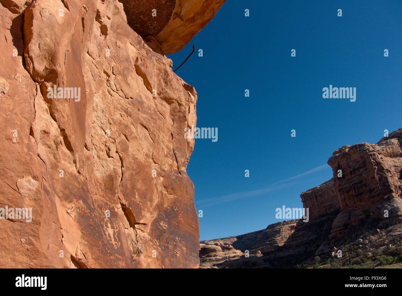 In basso a sinistra: un petroglyph dotate di persone e un serpente. In alto a sinistra: un'alcova per il bordo della Turchia rovina della penna Foto Stock