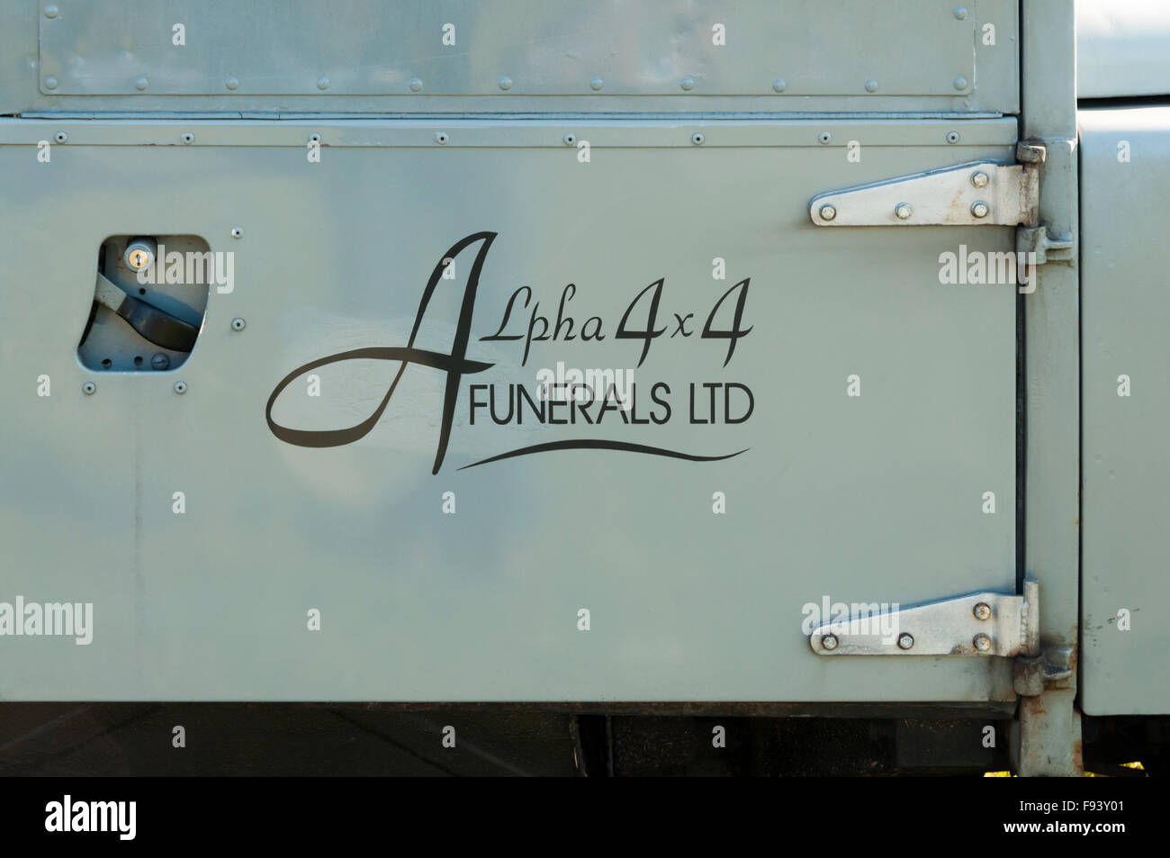 Segno sul lato di un Land Rover Defender pubblicità il suo uso come un 4x4 auto funebre. Foto Stock