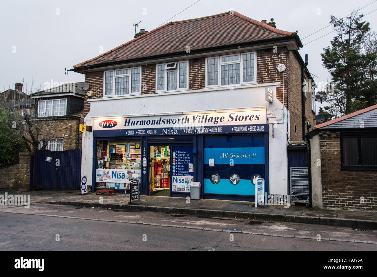 Harmondsworth Village Stores a Harmondsworth un antico villaggio minacciato di distruzione a causa dell'espansione dell'aeroporto di Heathrow Foto Stock