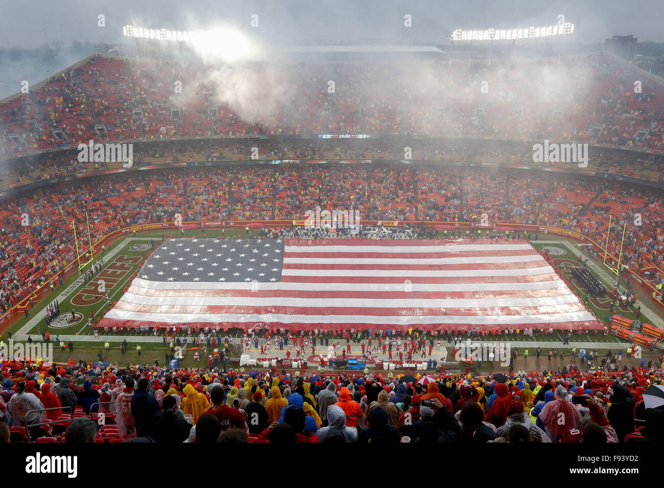 Dicembre 13, 2015: una bandiera americana che ha coperto il campo intero durante l inno nazionale al gioco di NFL tra San Diego Chargers e il Kansas City Chiefs Ad Arrowhead Stadium di Kansas City, MO Tim Warner/CSM. Foto Stock