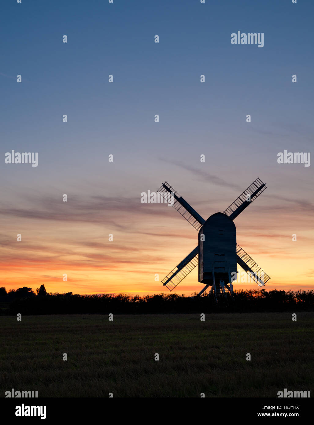 Il mulino a vento di Chillenden nella campagna di Kent, stagliano al tramonto. Foto Stock