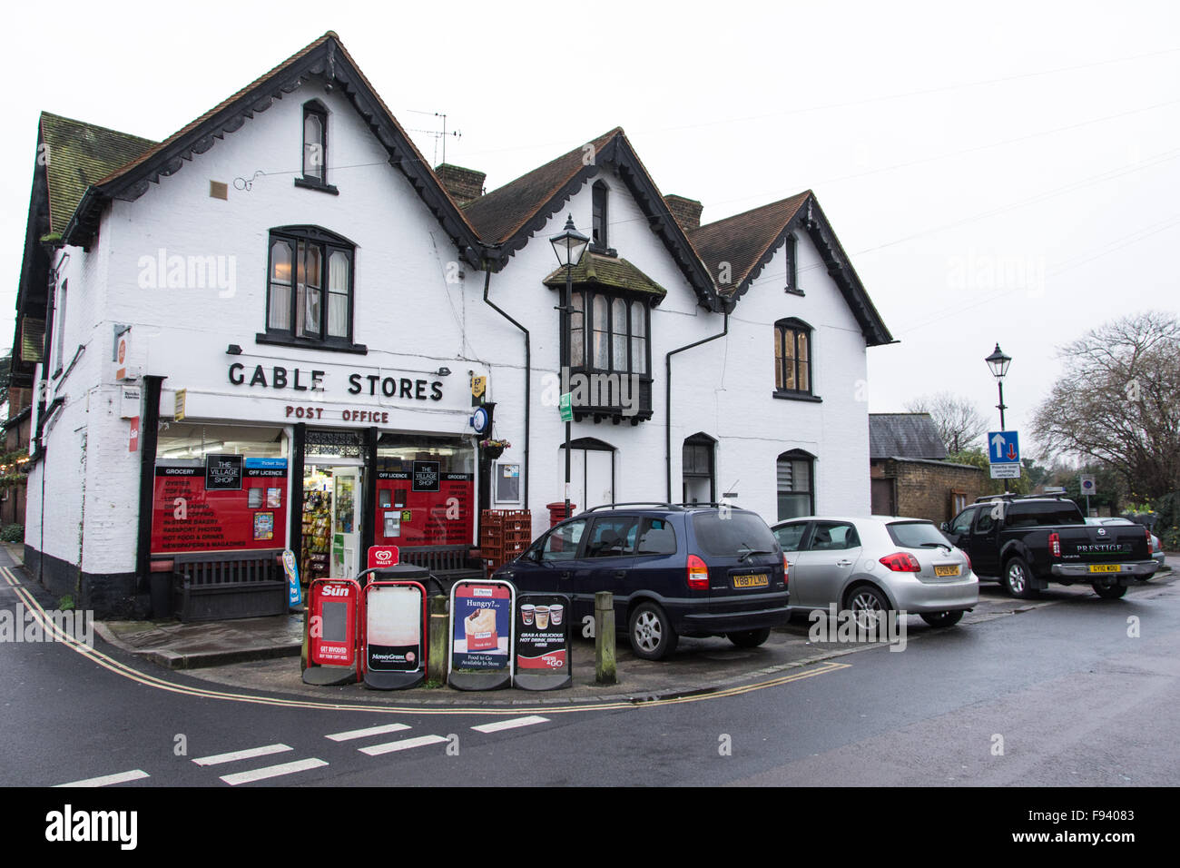 L'Ufficio postale di Harmondsworth, un antico villaggio minacciato di distruzione a causa dell'espansione dell'aeroporto di Heathrow Foto Stock