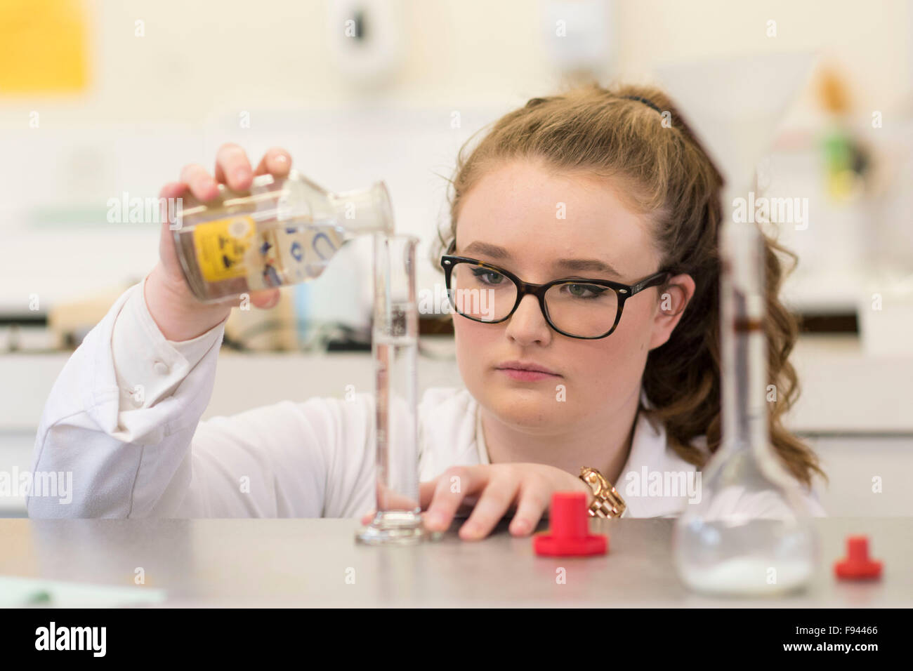 Biologia Chimica gcse un livello studente facendo un lavoro pratico in un laboratorio. Foto Stock