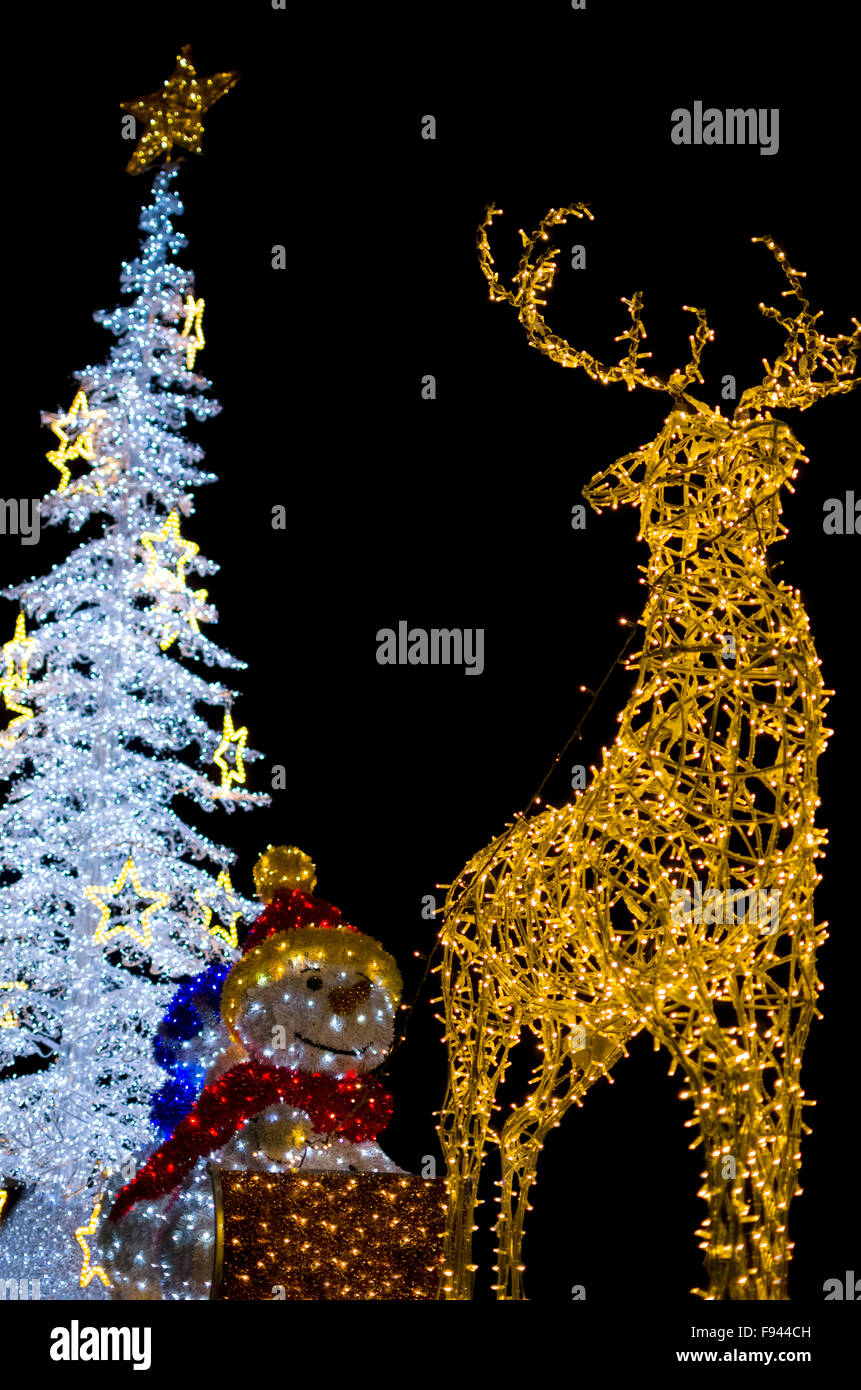 Sfondi Natalizi Verticali.Giallo Cervo Con Pupazzo Di Neve Bianca E Decorazione Per Albero Di Natale Luci Isolate Verticale Su Sfondo Nero Foto Stock Alamy