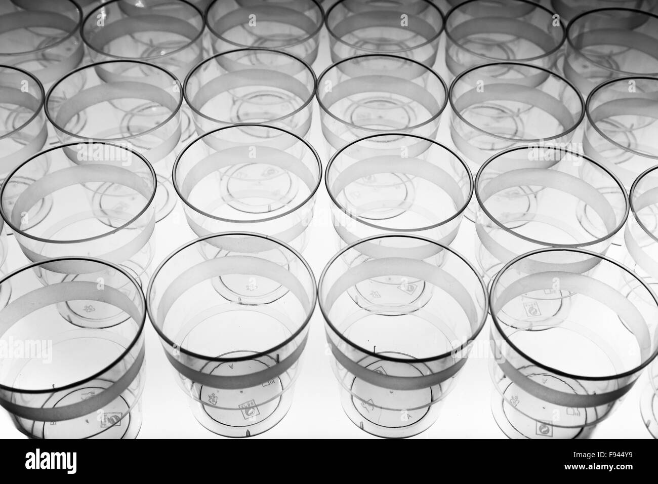 Svuotare i bicchieri di plastica in bianco e nero Foto Stock