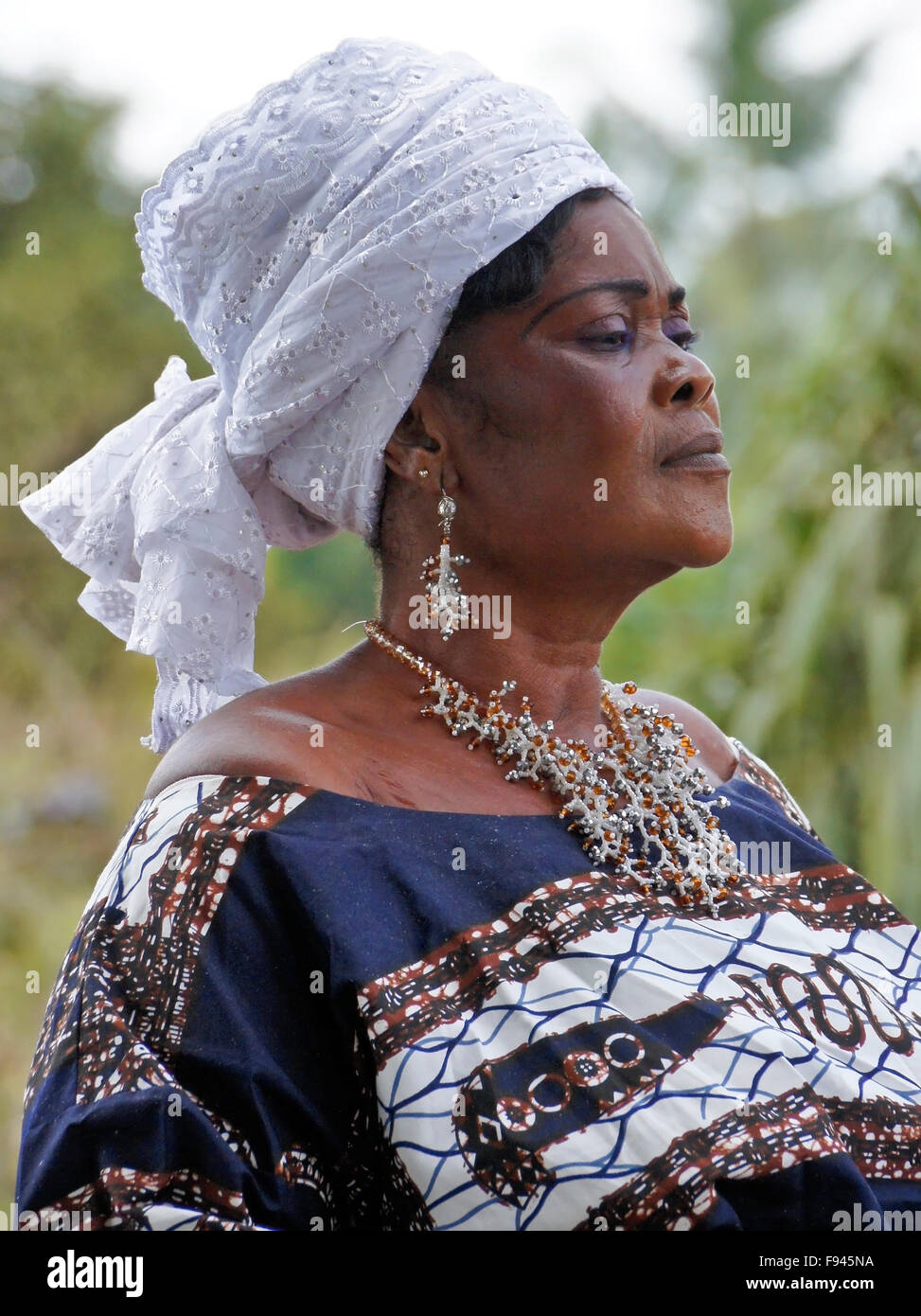 Vodun (Voodoo) sacerdotessa in un villaggio nei pressi di Abomey, Benin Foto Stock