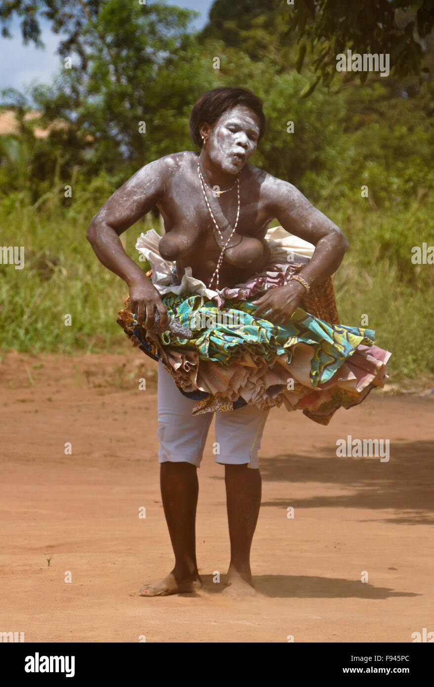 Vodun (Voodoo) cerimonia per Gambada divinità, dove questa donna è posseduto da uno spirito, villaggio nei pressi di Abomey, Benin Foto Stock