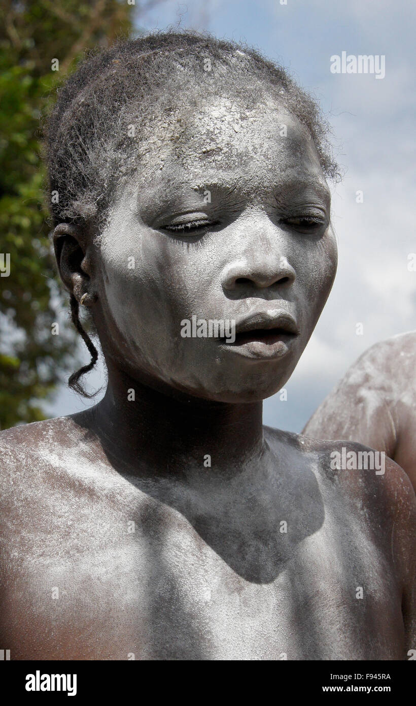 Vodun (Voodoo) cerimonia per Gambada divinità, dove questa donna è posseduto da uno spirito, villaggio nei pressi di Abomey, Benin Foto Stock