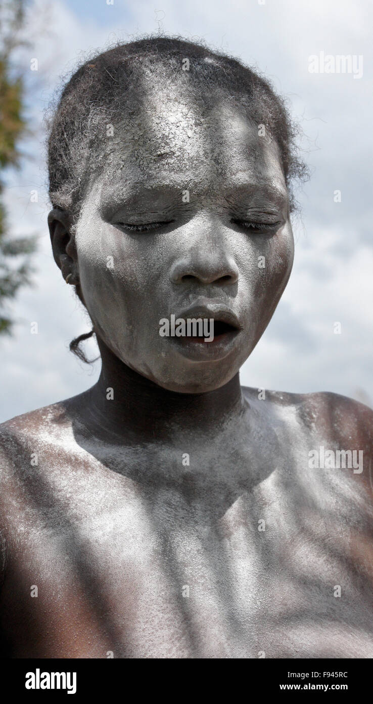 Vodun (Voodoo) cerimonia per Gambada divinità, dove questa donna è posseduto da uno spirito, villaggio nei pressi di Abomey, Benin Foto Stock