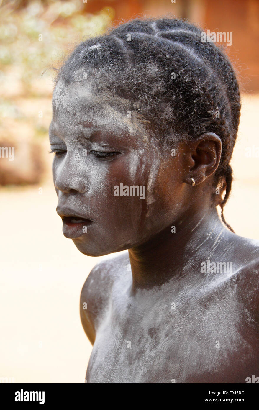 Vodun (Voodoo) cerimonia per Gambada divinità, dove questa donna è posseduto da uno spirito, villaggio nei pressi di Abomey, Benin Foto Stock