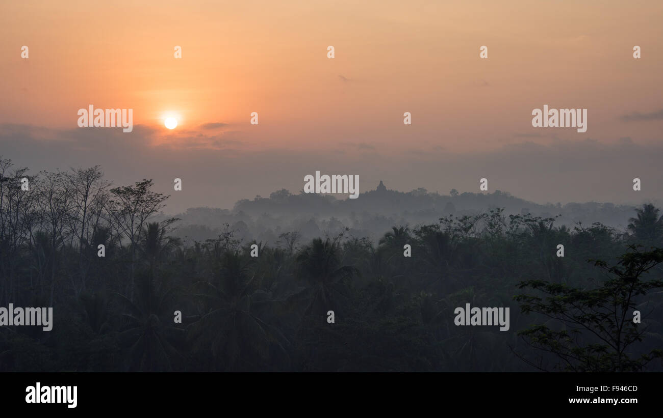 Alba paesaggio intorno al Borobudur, Indonesia Foto Stock