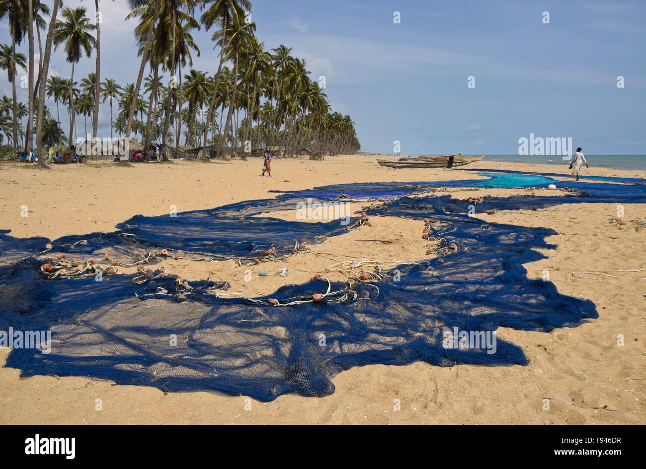 Le reti da pesca, barche e baracche di pescatori del Ghana, Ouidah beach, Benin Foto Stock