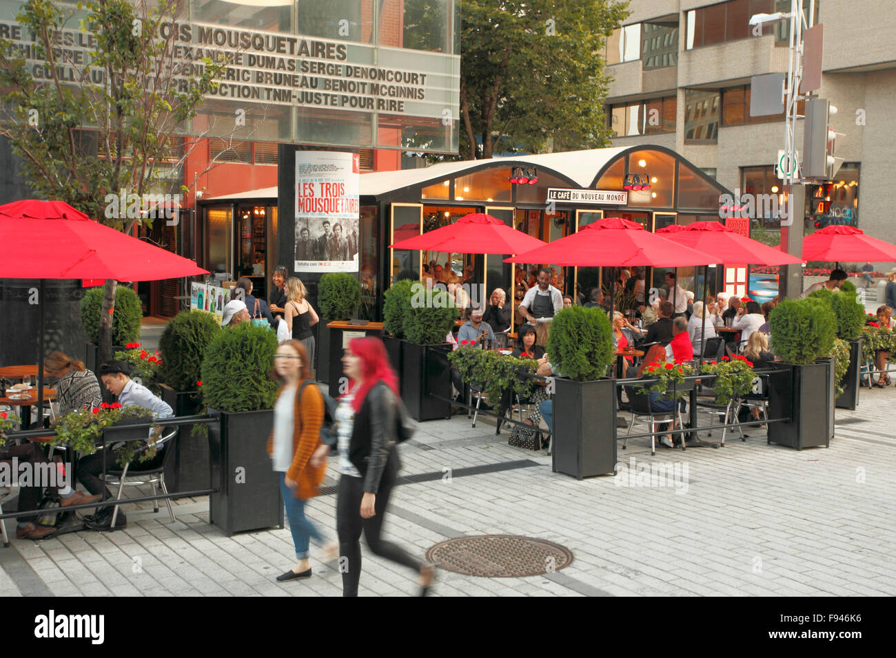 Canada Quebec, Montreal, Ste-Catherine Street, cafe, persone Foto Stock
