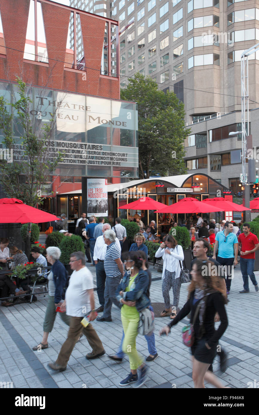 Canada Quebec, Montreal, Ste-Catherine Street, cafe, persone Foto Stock