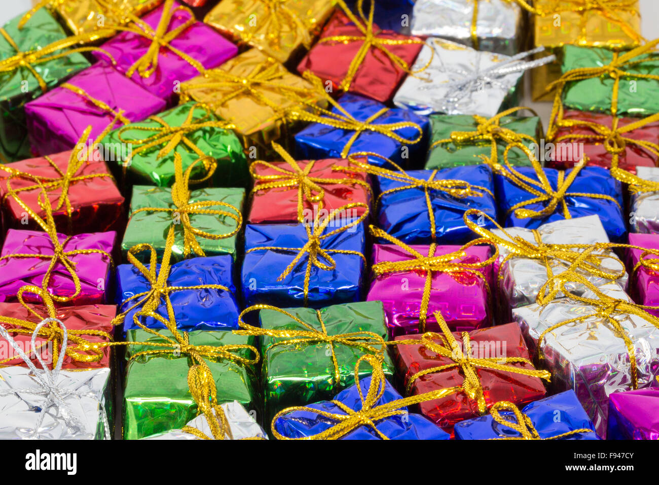 Un sacco di pacchi di natale piatta sul pianale in diversi colori Foto Stock