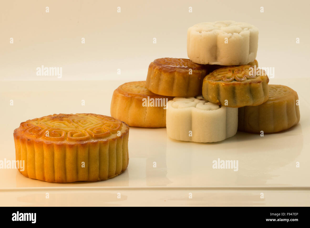 Pila di mooncakes cinesi disposti su una piastra bianca Foto Stock