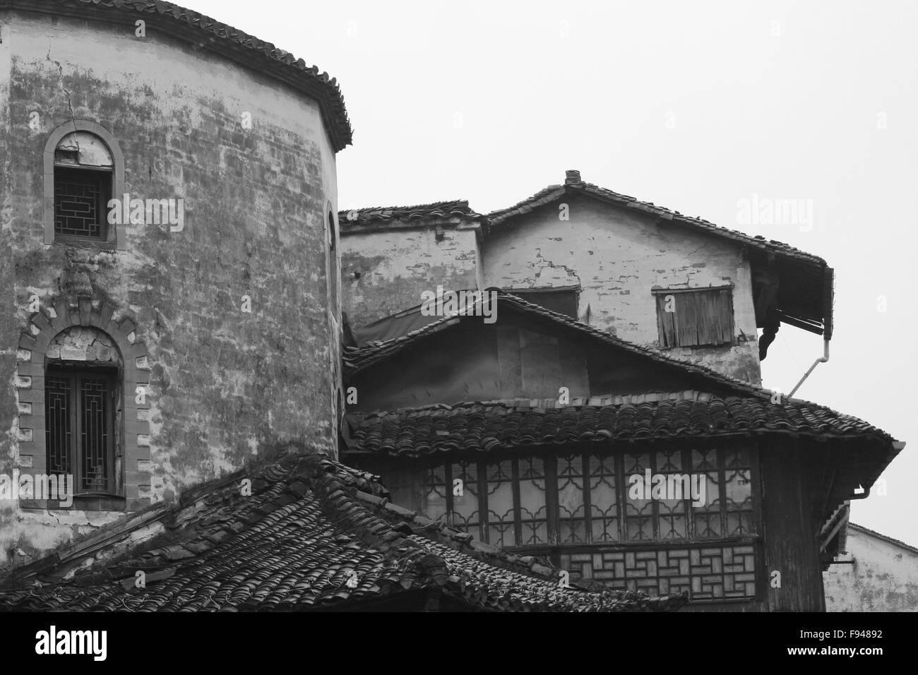 Vecchi edifici cinesi in bianco e nero Foto Stock