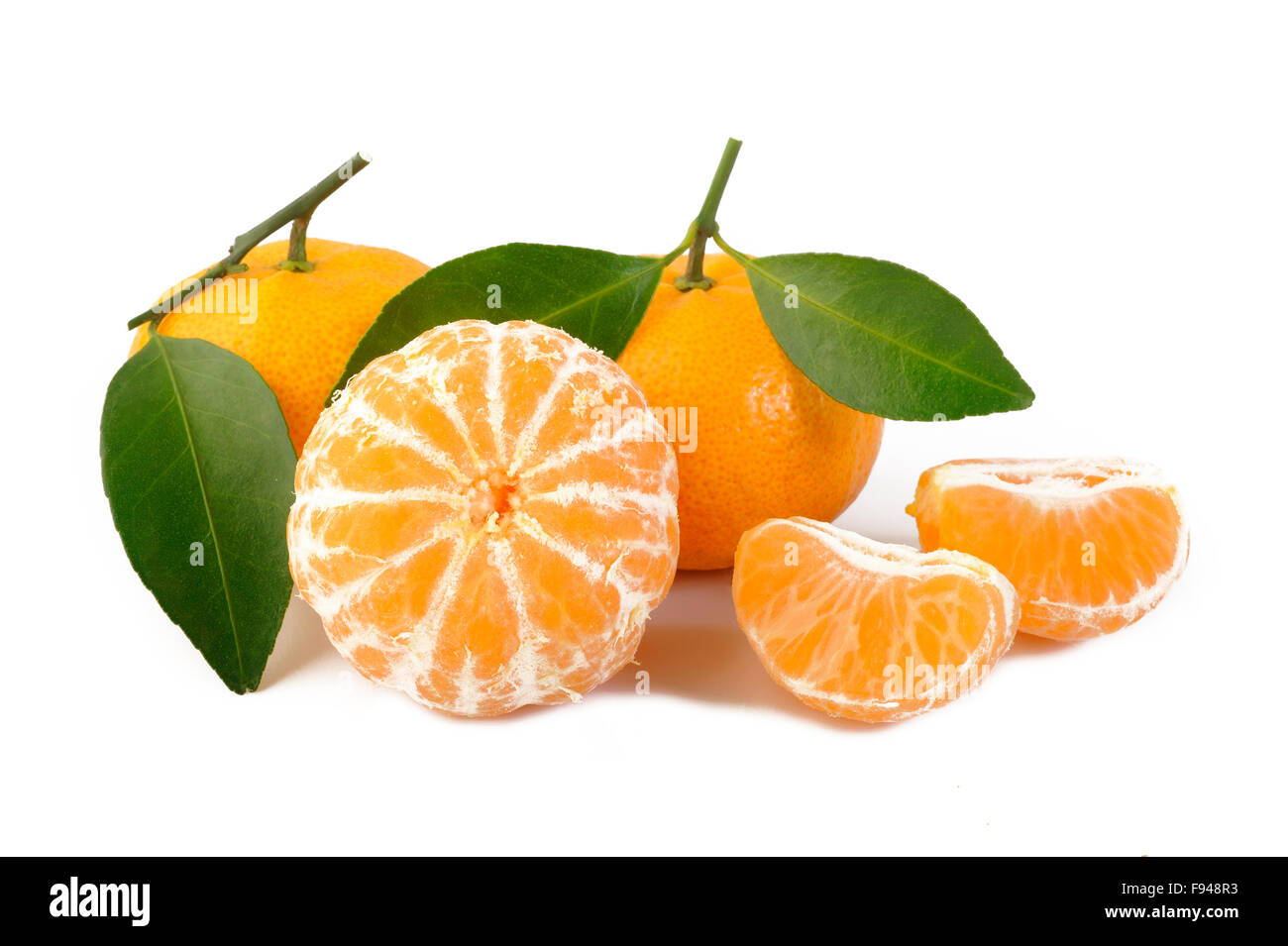 Sbucciate mandarin frutto su sfondo bianco Foto Stock