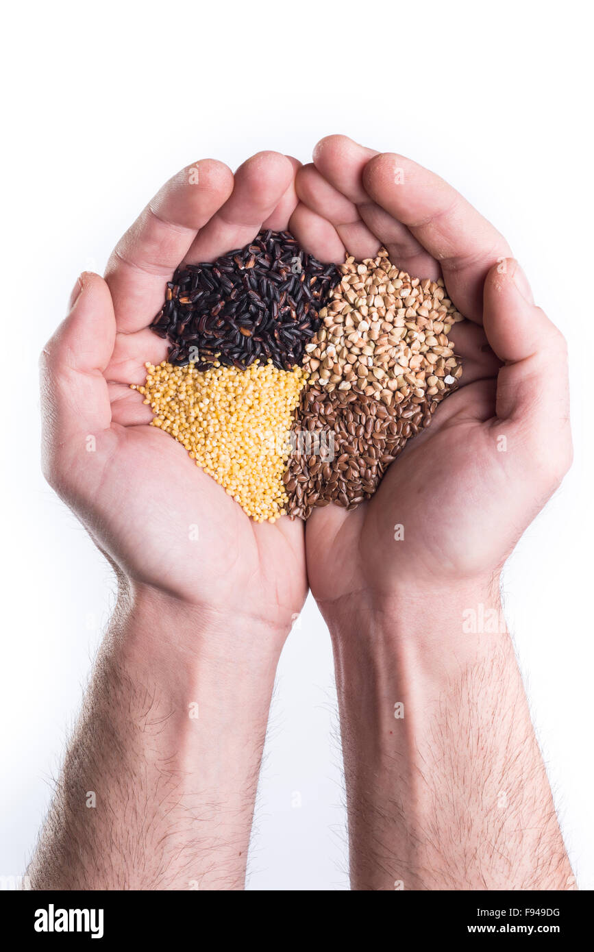 Uomo con le mani in mano trattiene senza glutine semi colorati e cereali Foto Stock