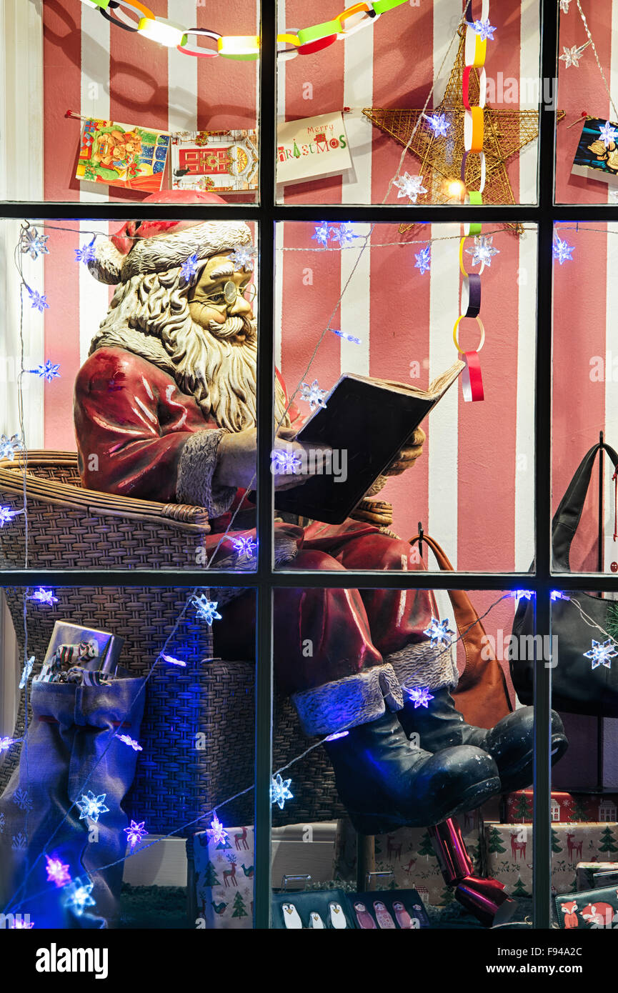 Christmas Santa vengono visualizzati in una finestra del negozio a Bourton sull'acqua, Cotswolds, Gloucestershire, Inghilterra Foto Stock