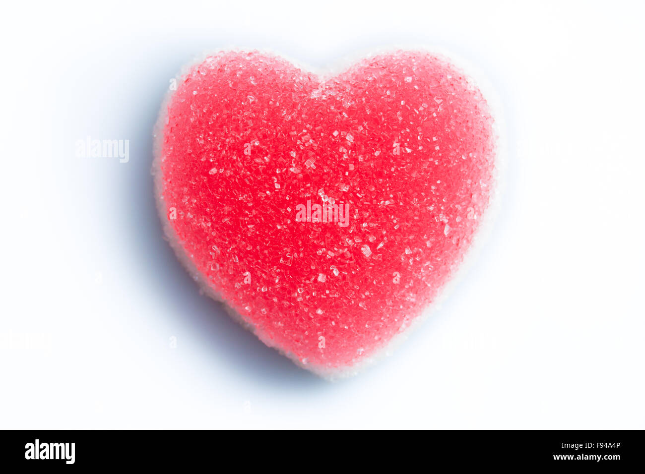 Zucchero a forma di cuore candy su sfondo bianco Foto Stock