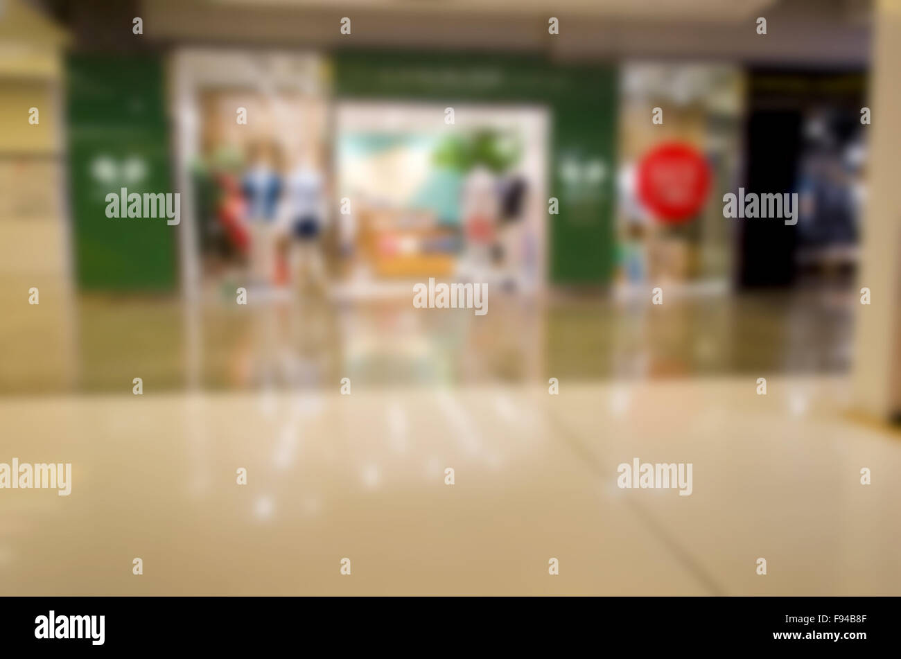 Atmosfera intorno a centri commerciali per lo shopping la sfocatura sullo sfondo Foto Stock