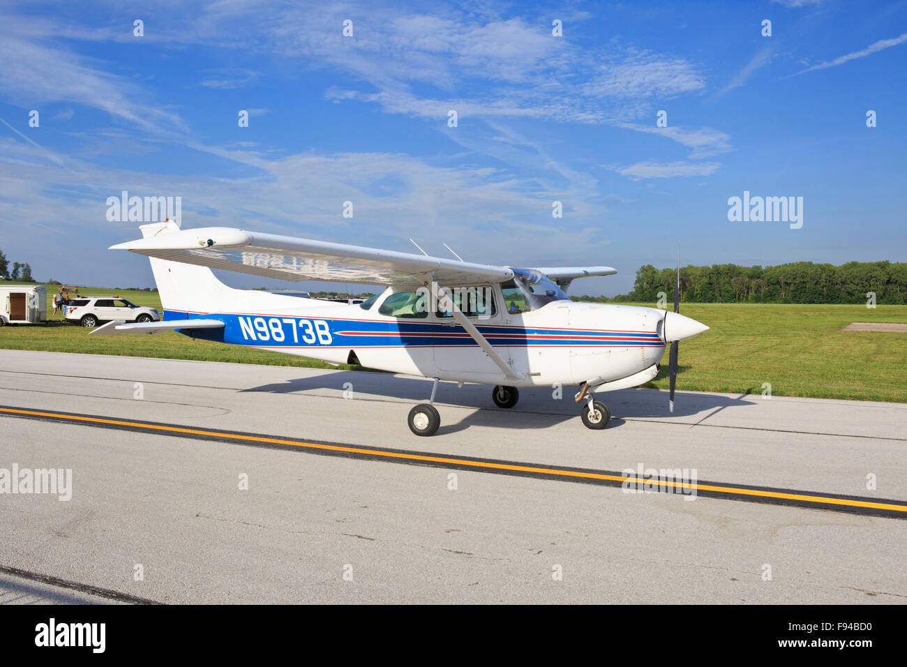 Cessna 172RG singolo aeromobile alato di rullaggio al momento dell'atterraggio. Foto Stock