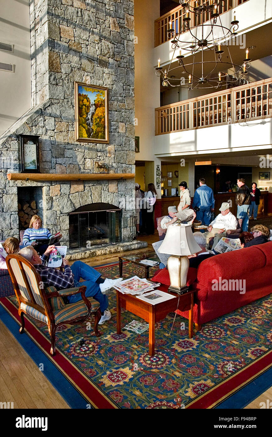 I visitatori di Amicalola Falls stato parco relax da un camino in pietra al park lodge nel North Georgia mountains. Foto Stock