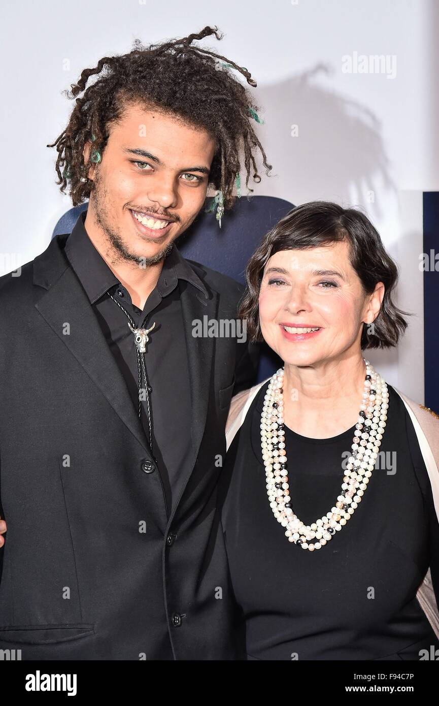 New York, NY, STATI UNITI D'AMERICA. Xiii Dec, 2015. Roberto Rossellini, Isabella Rossellini presso gli arrivi di gioia Premiere, Ziegfeld Theatre di New York, NY, 13 dicembre 2015. Credito: Steven Ferdman/Everett raccolta/Alamy Live News Foto Stock