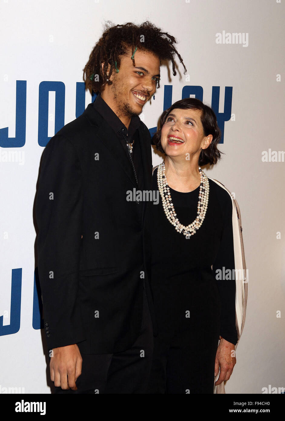 New York, New York, Stati Uniti d'America. Xiii Dec, 2015. ROBERTO ROSSELLINI e sua madre/attrice Isabella Rossellini frequentare la New York premiere di "Gioia" tenutosi presso il Teatro Ziegfeld. Credito: Nancy Kaszerman/ZUMA filo/Alamy Live News Foto Stock