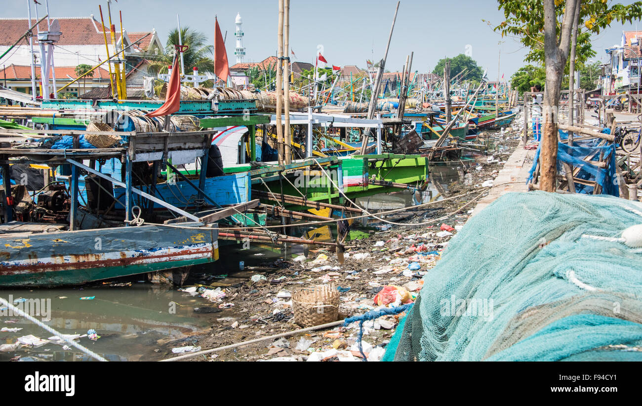 Barche da pesca e inquinamento in plastica, Surabaya, Indonesia Foto Stock