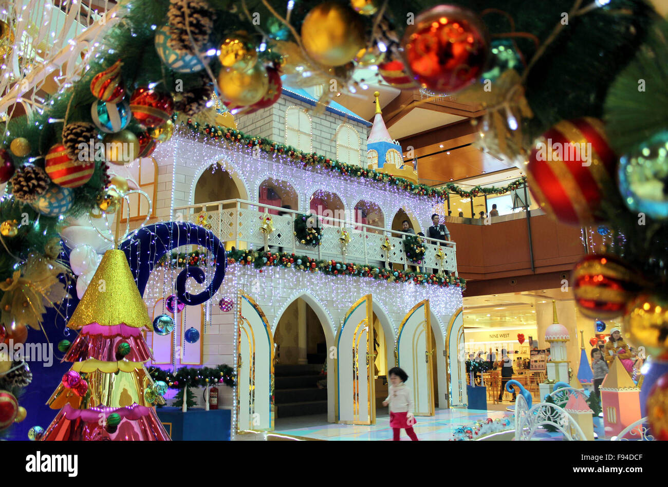 Suzhou, cinese della provincia di Jiangsu. Xiii Dec, 2015. Persone visitano un centro commerciale per lo shopping con decorazioni di Natale a Suzhou, est cinese della provincia di Jiangsu, Dic 13, 2015. I centri dello shopping in Cina si preparano per il prossimo giorno di Natale negli ultimi giorni. © Wang Jiankang/Xinhua/Alamy Live News Foto Stock