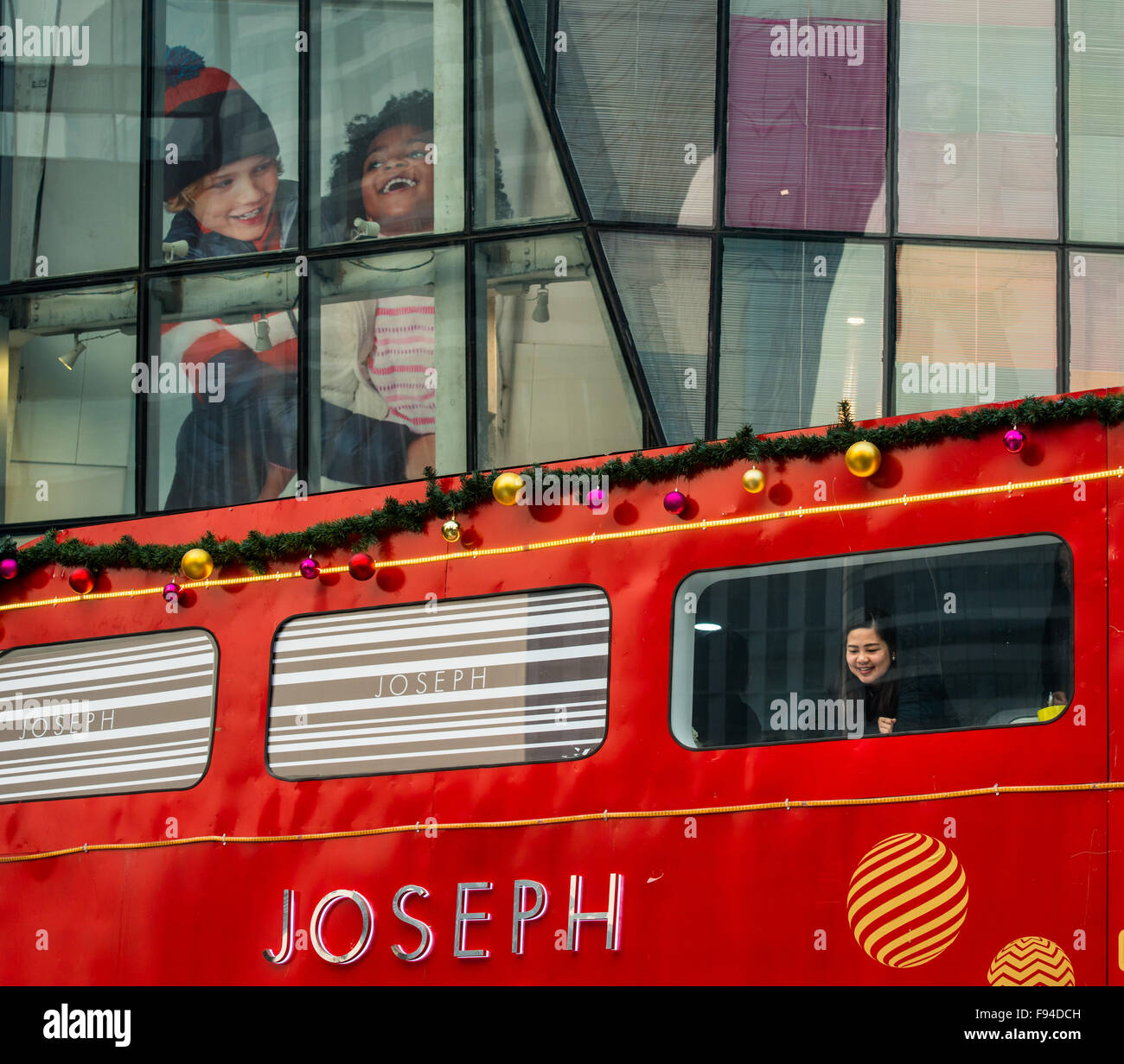 Pechino, Cina. Xiii Dec, 2015. Un visitatore pone per le foto all'interno di una vettura di Natale di un centro commerciale per lo shopping a Sanlitun di Pechino, capitale della Cina, Dic 13, 2015. I centri dello shopping in Cina si preparano per il prossimo giorno di Natale negli ultimi giorni. © Pan Songgang/Xinhua/Alamy Live News Foto Stock