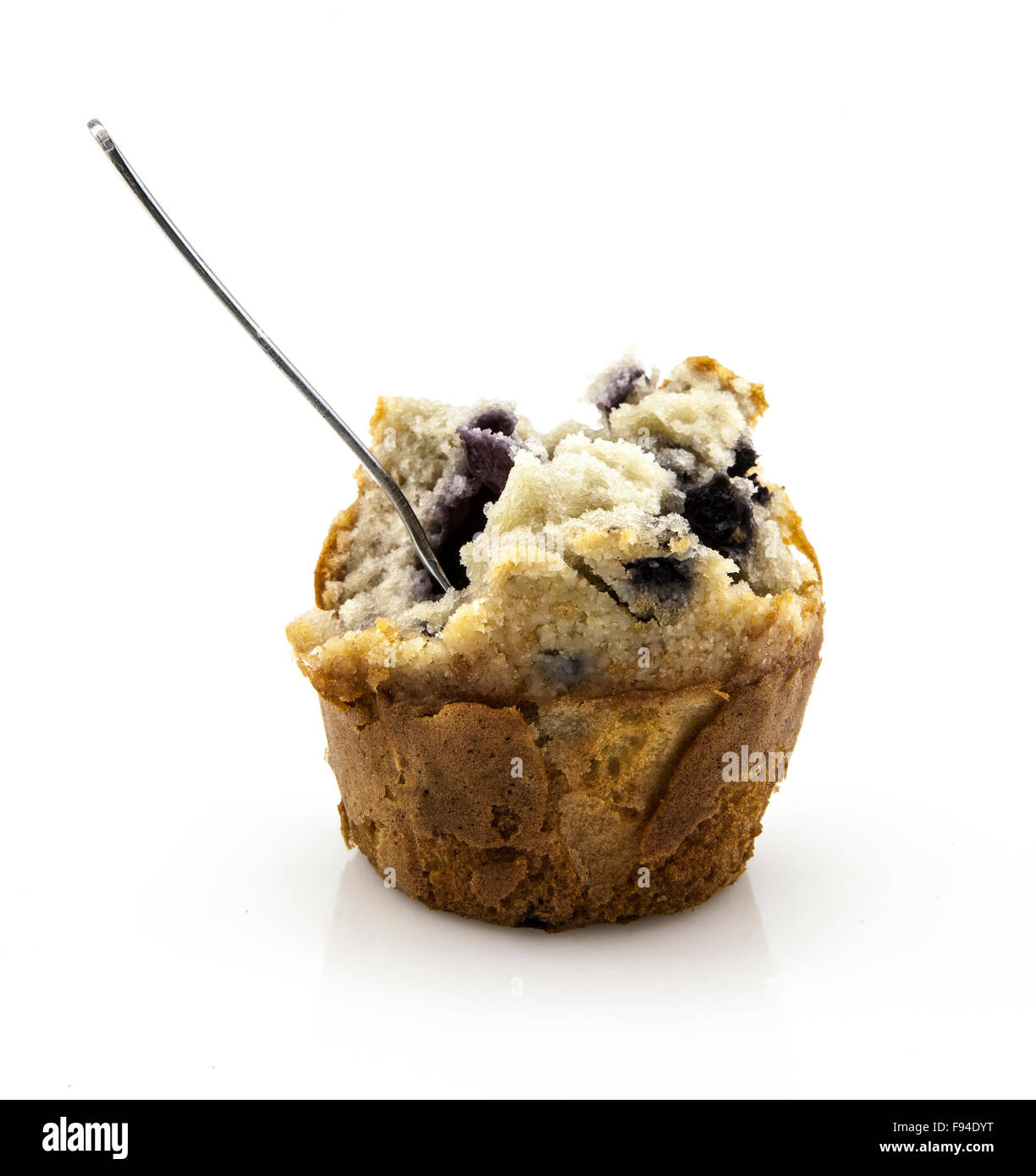 Mezza mangiata in casa muffin ai mirtilli con forcella su sfondo bianco Foto Stock
