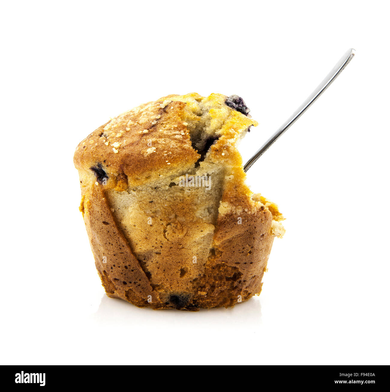 Mezza mangiata in casa muffin ai mirtilli con forcella su sfondo bianco Foto Stock