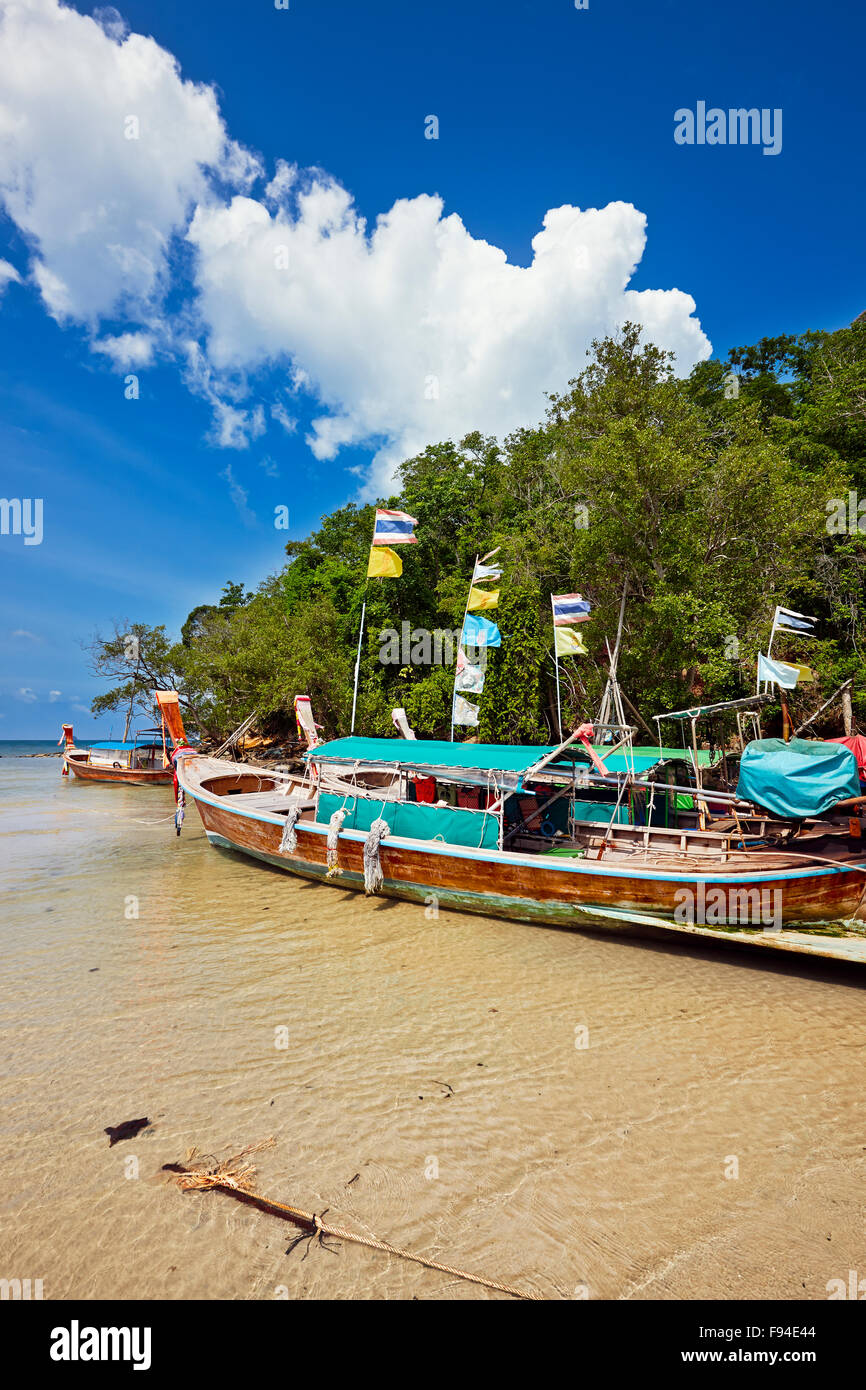 Longtail imbarcazioni a Klong Muang Beach. Provincia di Krabi, Thailandia. Foto Stock